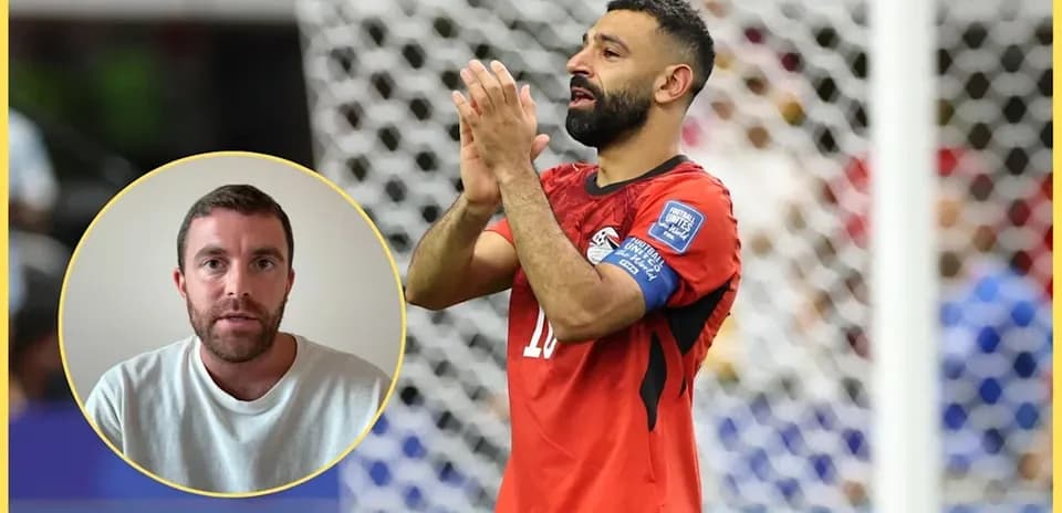 Futbolchi o'yinda qo'lini ko'tarib turgan