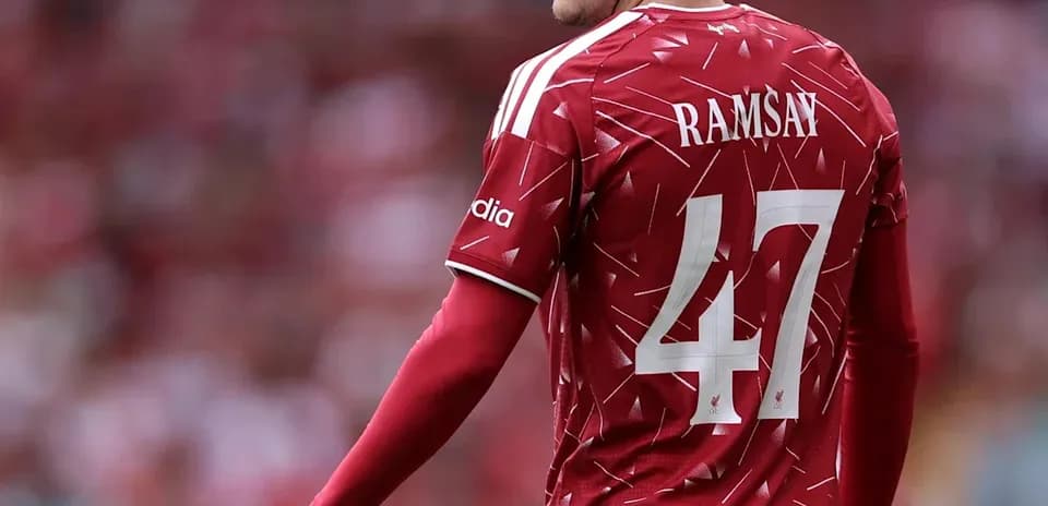 Futbolchi Ramsay qizil formada maydonda turibdi