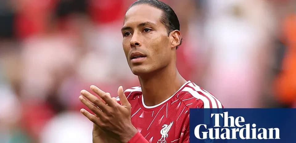 Futbolchi Liverpool formasida maydonga chiqmoqda
