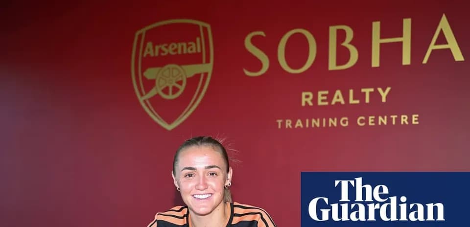 Futbolchi Arsenal trening markazida kulayotgan