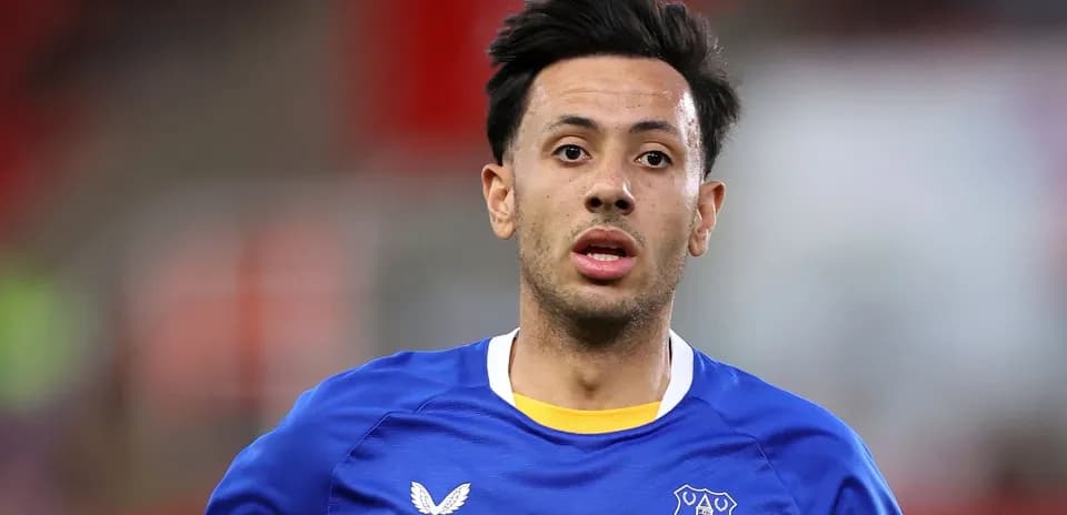 Futbolchi Everton formasi bilan maydonda