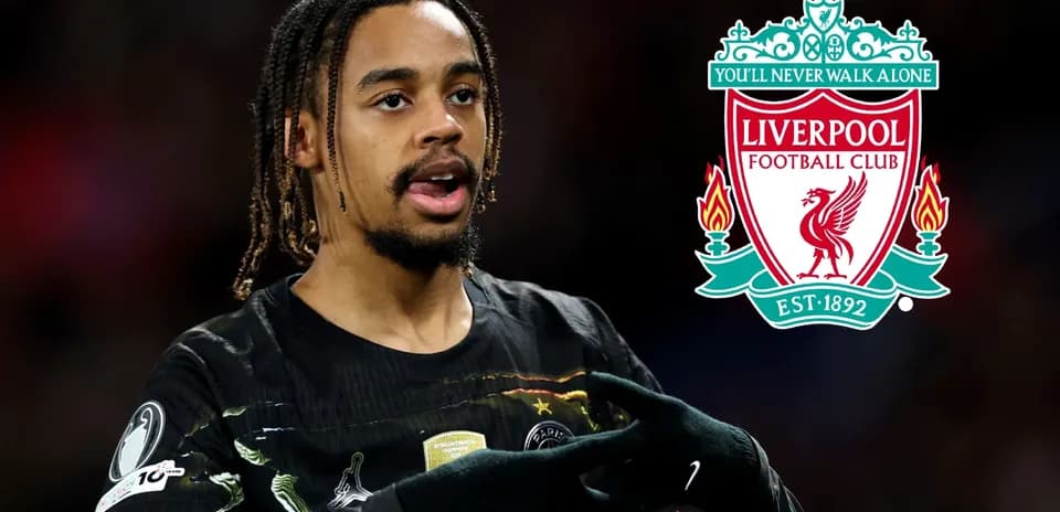Futbolchi maydonda Liverpool logosi bilan