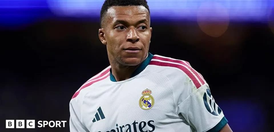 Futbolchi maydonda o'yin davomida ko'rinmoqda
