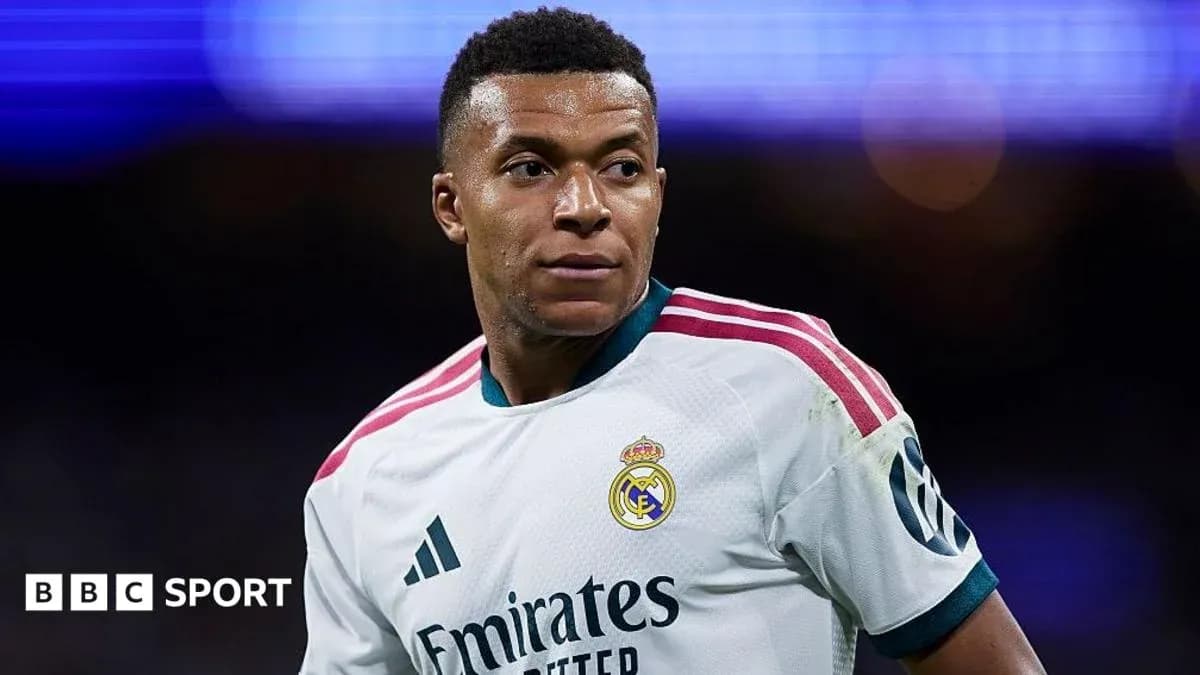 Futbolchi maydonda o'yin davomida ko'rinmoqda