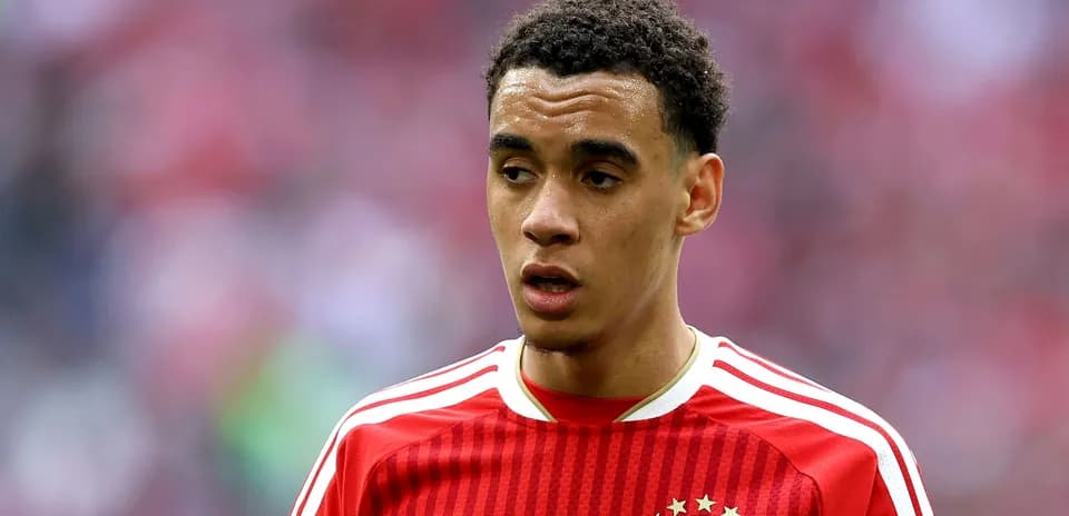 Futbolchi Bayern München formasida o'yin maydonida