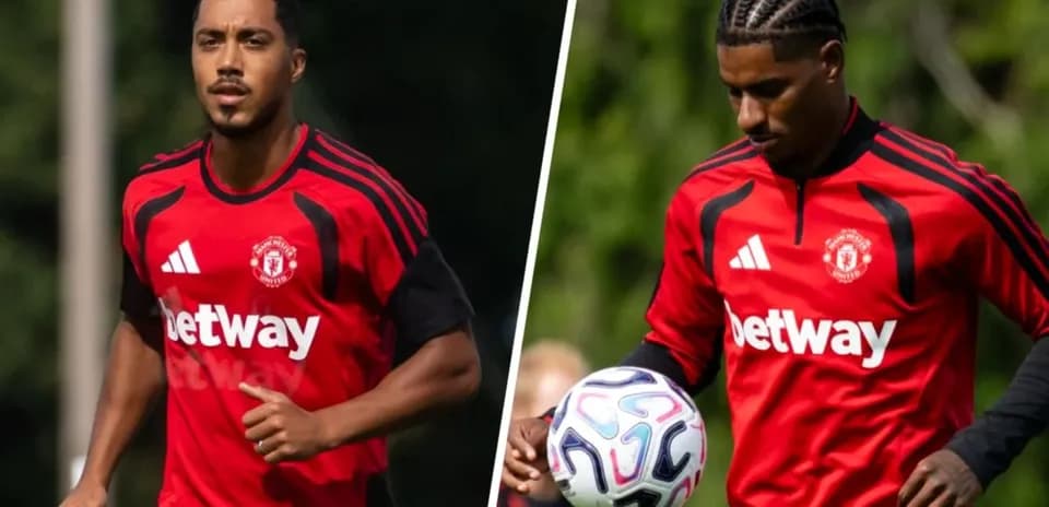 Ikkita futbolchi qizil forma kiyib mashq qilmoqda