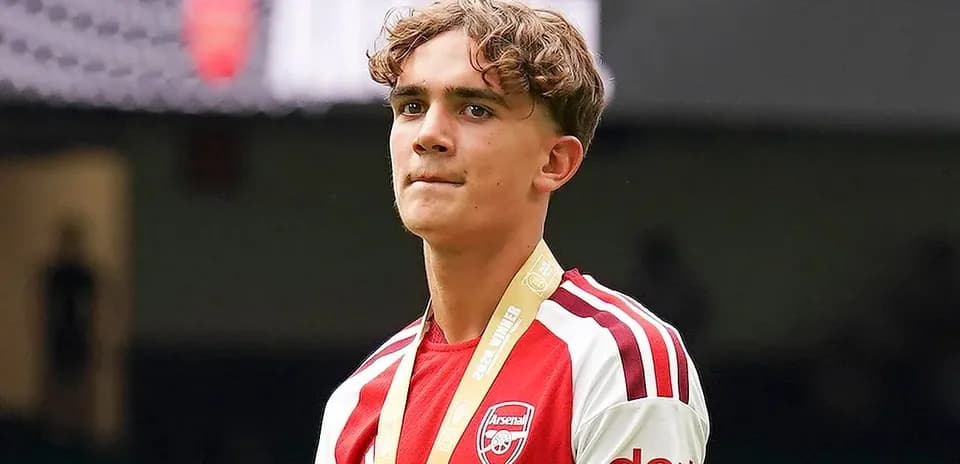 O'yinchi Arsenal formasida, medal bilan sahnada