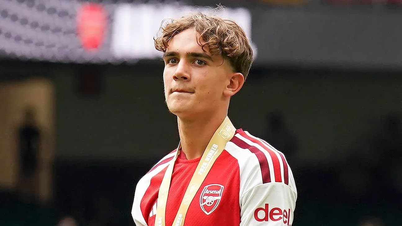 O'yinchi Arsenal formasida, medal bilan sahnada