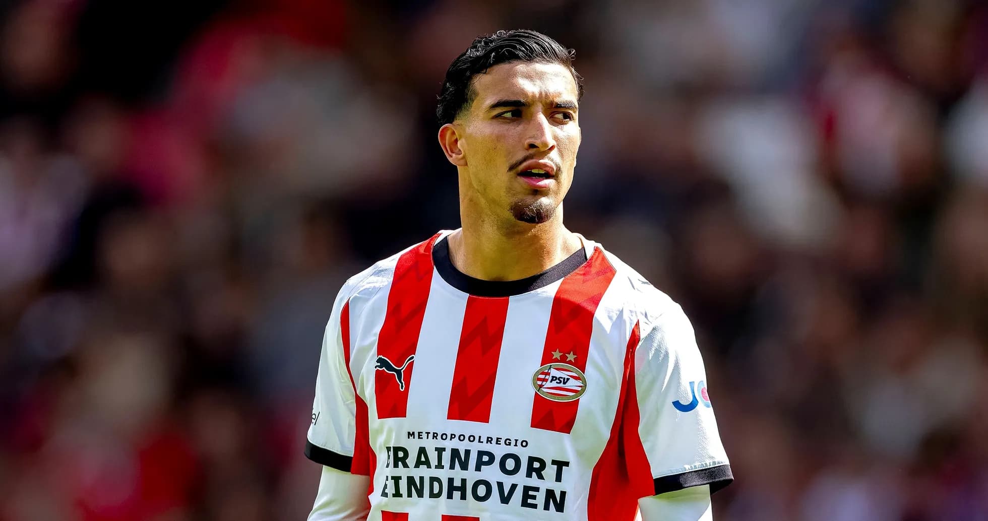 Futbolchi PSV formasi bilan maydonda