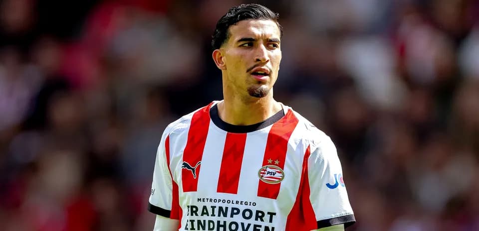 Futbolchi PSV formasi bilan maydonda