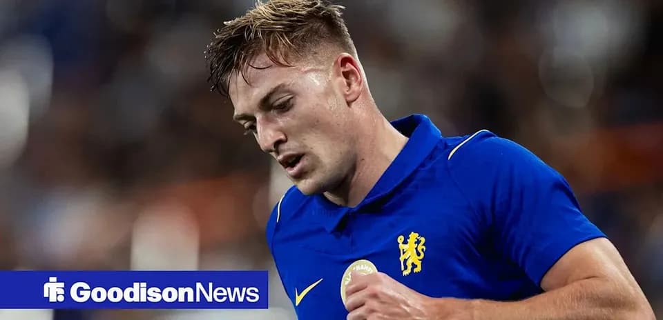Futbolchi maydonda jismoniy holatini nazorat qilmoqda