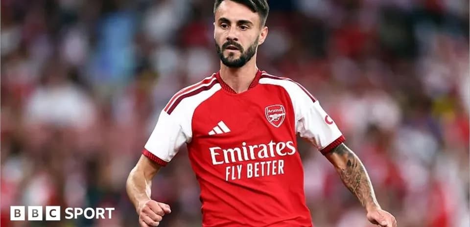 Futbolchi Arsenal formasida maydonda harakat qilmoqda