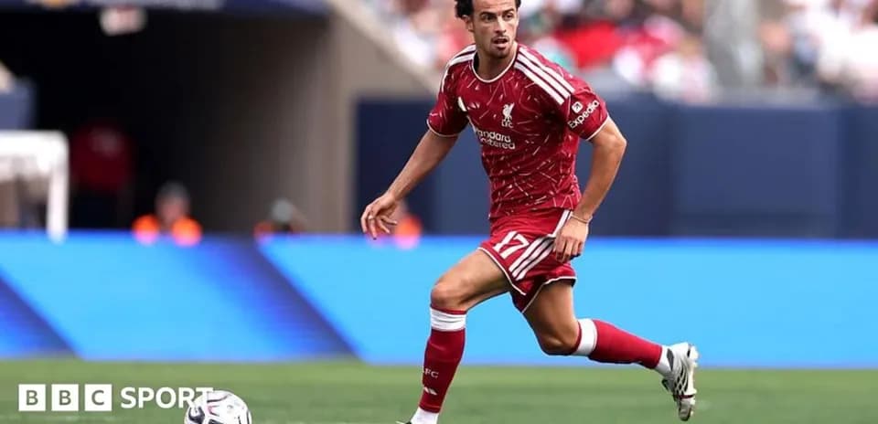 Futbolchi to'pni olib yurmoqda, Liverpool formasida