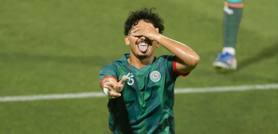 Futbolchi g'alaba nishoni berayotgan payt