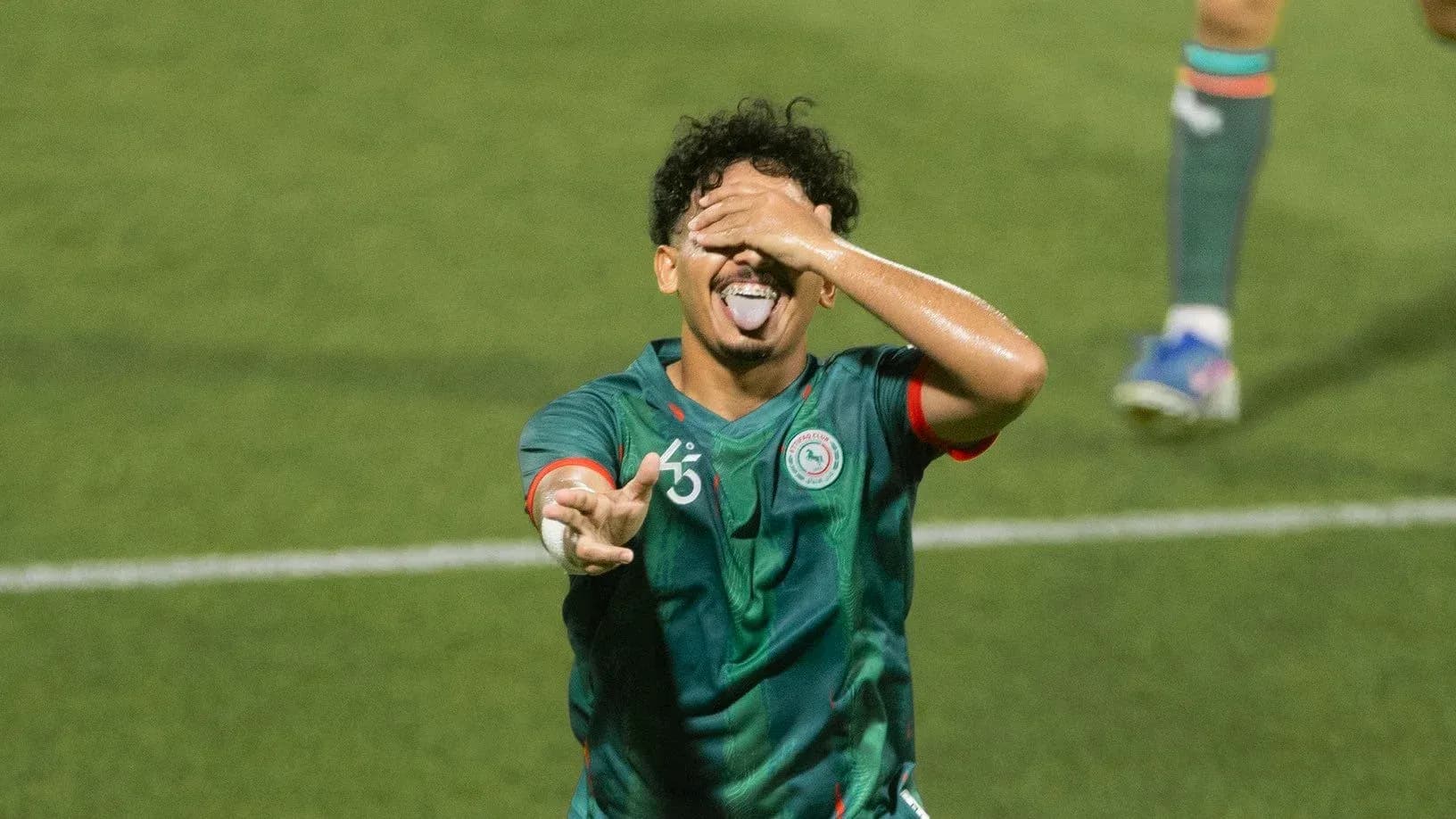 Futbolchi g'alaba nishoni berayotgan payt