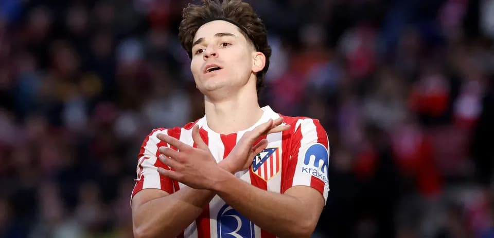 Futbolchi o'yinda qo'llarini kesib ko'rsatmoqda