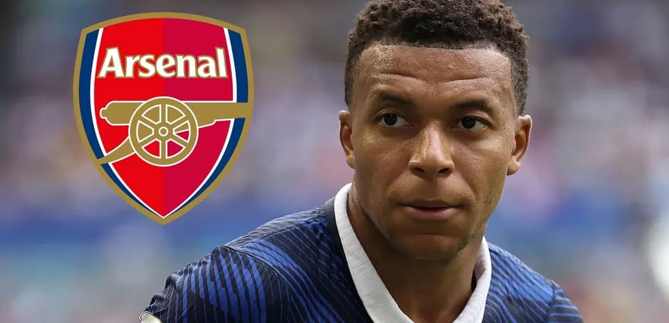 Futbolchi maydonda, Arsenal logotipi bilan