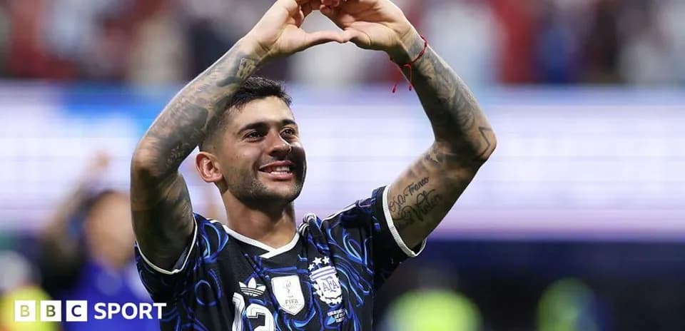 Futbolchi g'alaba nishoni sifatida yurak shaklini chiqaradi
