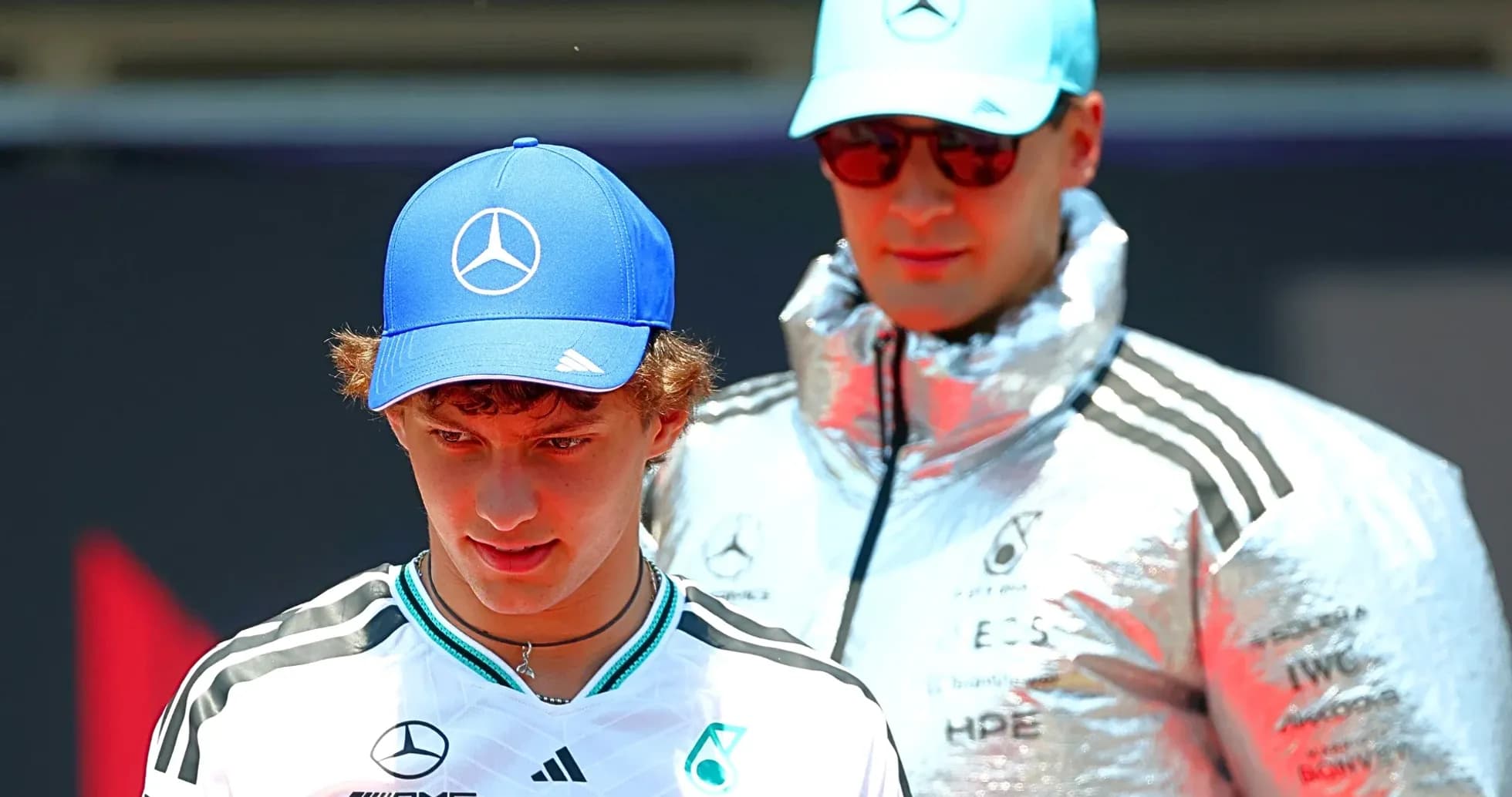 Ikkita haydovchi Mercedes formasida podiumga chiqmoqda