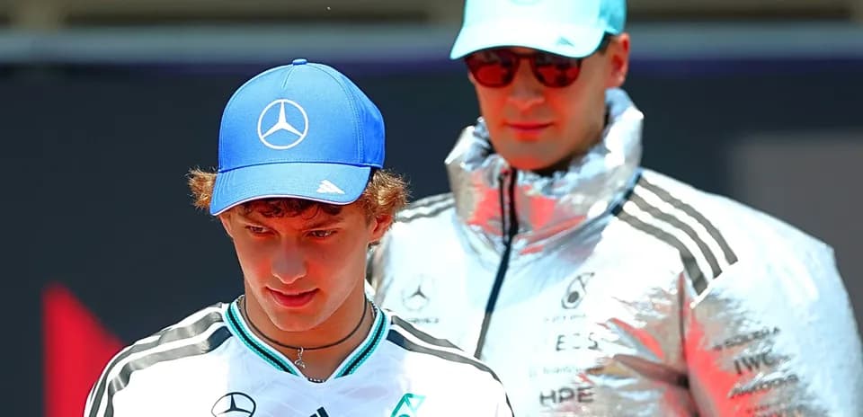 Ikkita haydovchi Mercedes formasida podiumga chiqmoqda