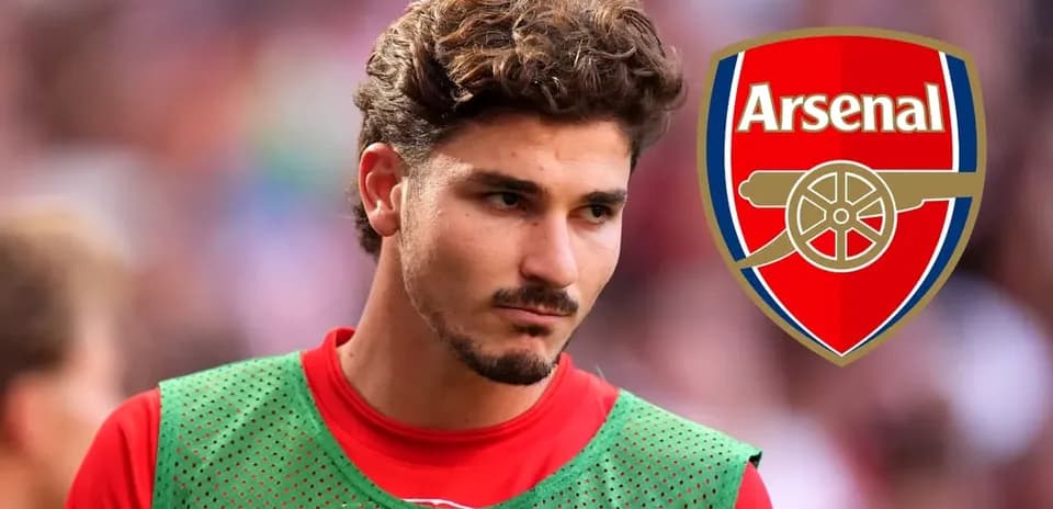 Futbolchi mashg'ulotda Arsenal logotipi bilan