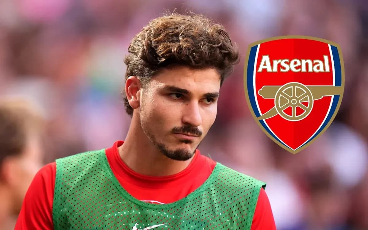 Futbolchi mashg'ulotda Arsenal logotipi bilan