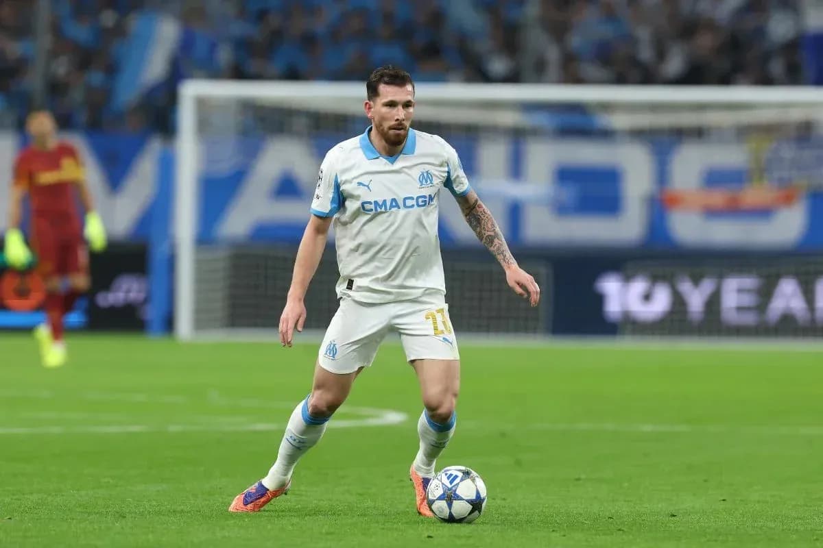 Futbolchi to'p bilan harakatda, stadionda Futbolchi to'p bilan harakatda, stadionda