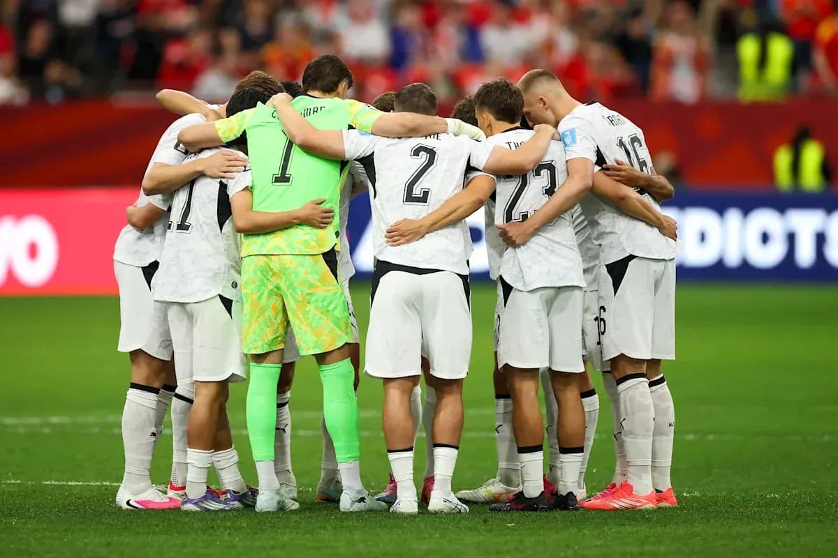 Futbolchilar huddled before match on the field Futbolchilar huddled before match on the field