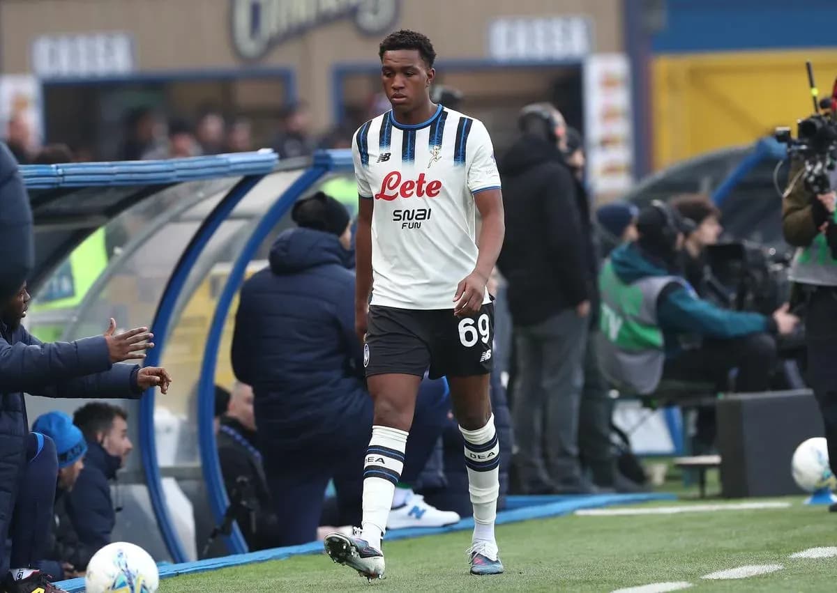 Futbolchi o'yin maydoniga chiqmoqda Futbolchi o'yin maydoniga chiqmoqda