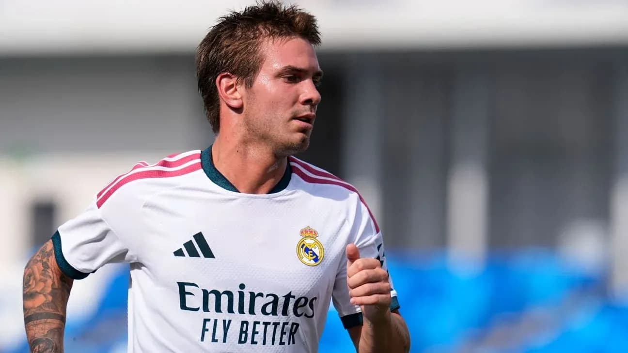 Futbolchi Real Madrid formasi bilan mashg'ulotda Futbolchi Real Madrid formasi bilan mashg'ulotda