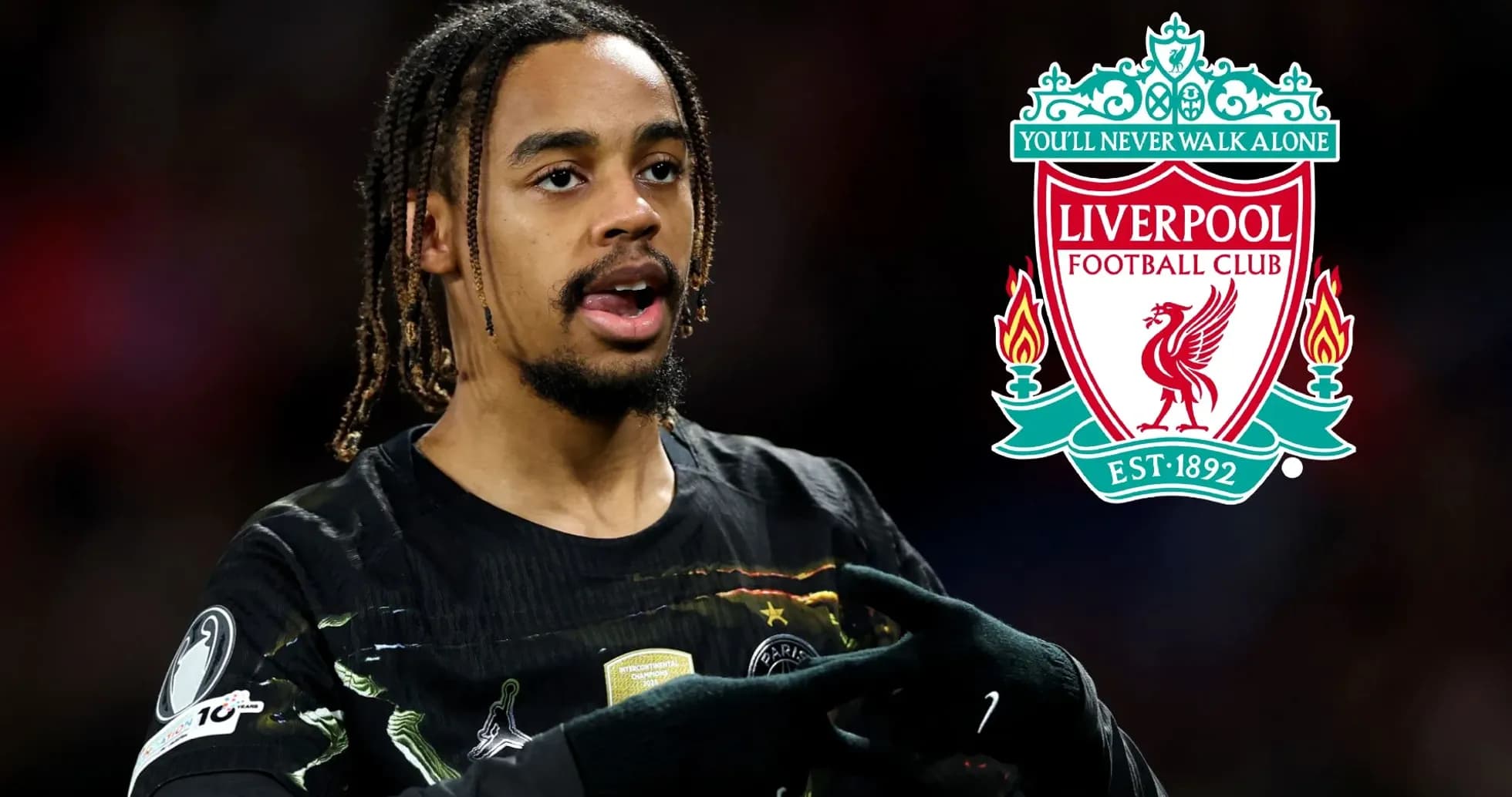 Futbolchi Liverpool logosi bilan maydonda Futbolchi Liverpool logosi bilan maydonda
