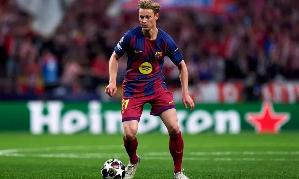 Futbolchi to'p bilan harakatda o'yin maydonida Futbolchi to'p bilan harakatda o'yin maydonida