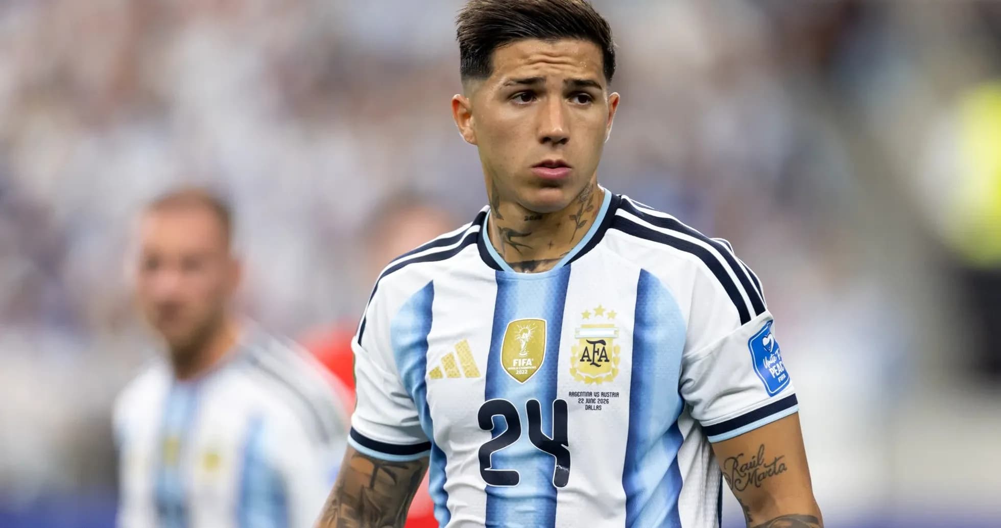 Futbolchi Argentina formasi bilan maydonda Futbolchi Argentina formasi bilan maydonda