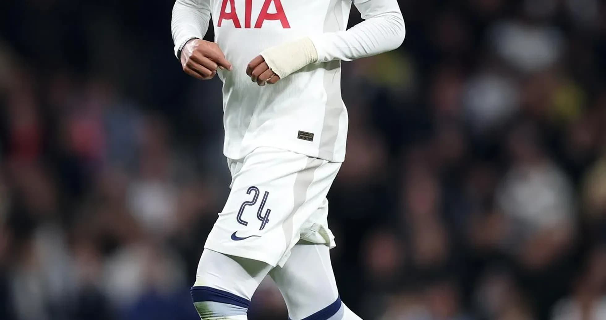 Futbolchi to'pni ushlab yuribdi, Tottenham formasi Futbolchi to'pni ushlab yuribdi, Tottenham formasi