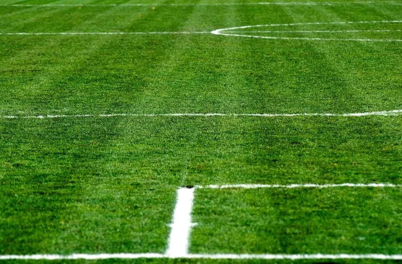 Yashil futbol maydoni va chizilgan chiziqlar Yashil futbol maydoni va chizilgan chiziqlar