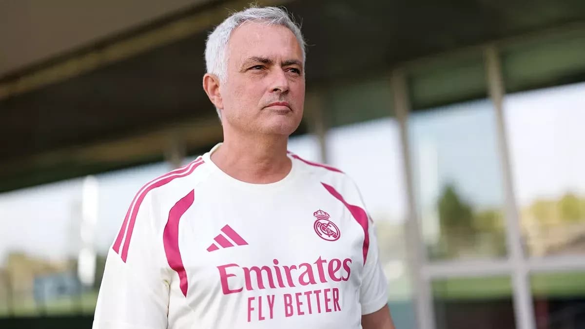 Menejer Real Madrid futbol formasida turibdi Menejer Real Madrid futbol formasida turibdi