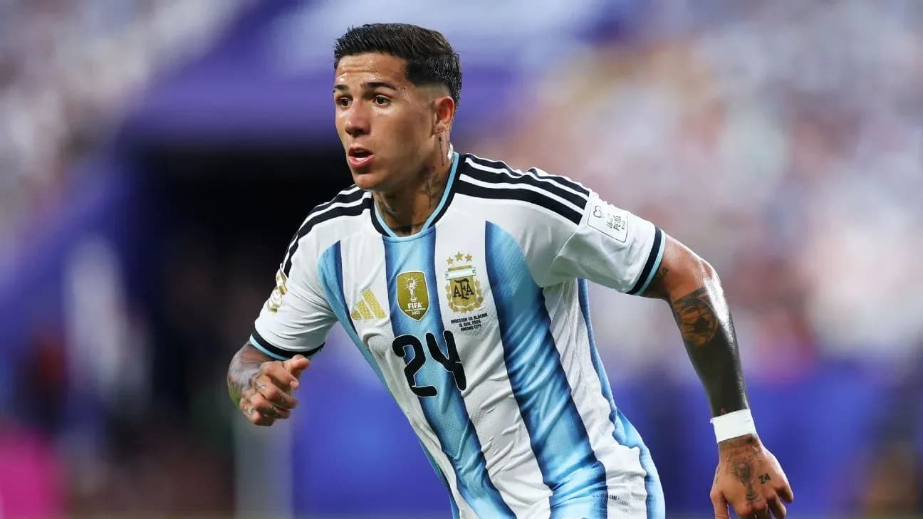 Futbolchi Argentina formasida, raqibga qarab harakatda Futbolchi Argentina formasida, raqibga qarab harakatda