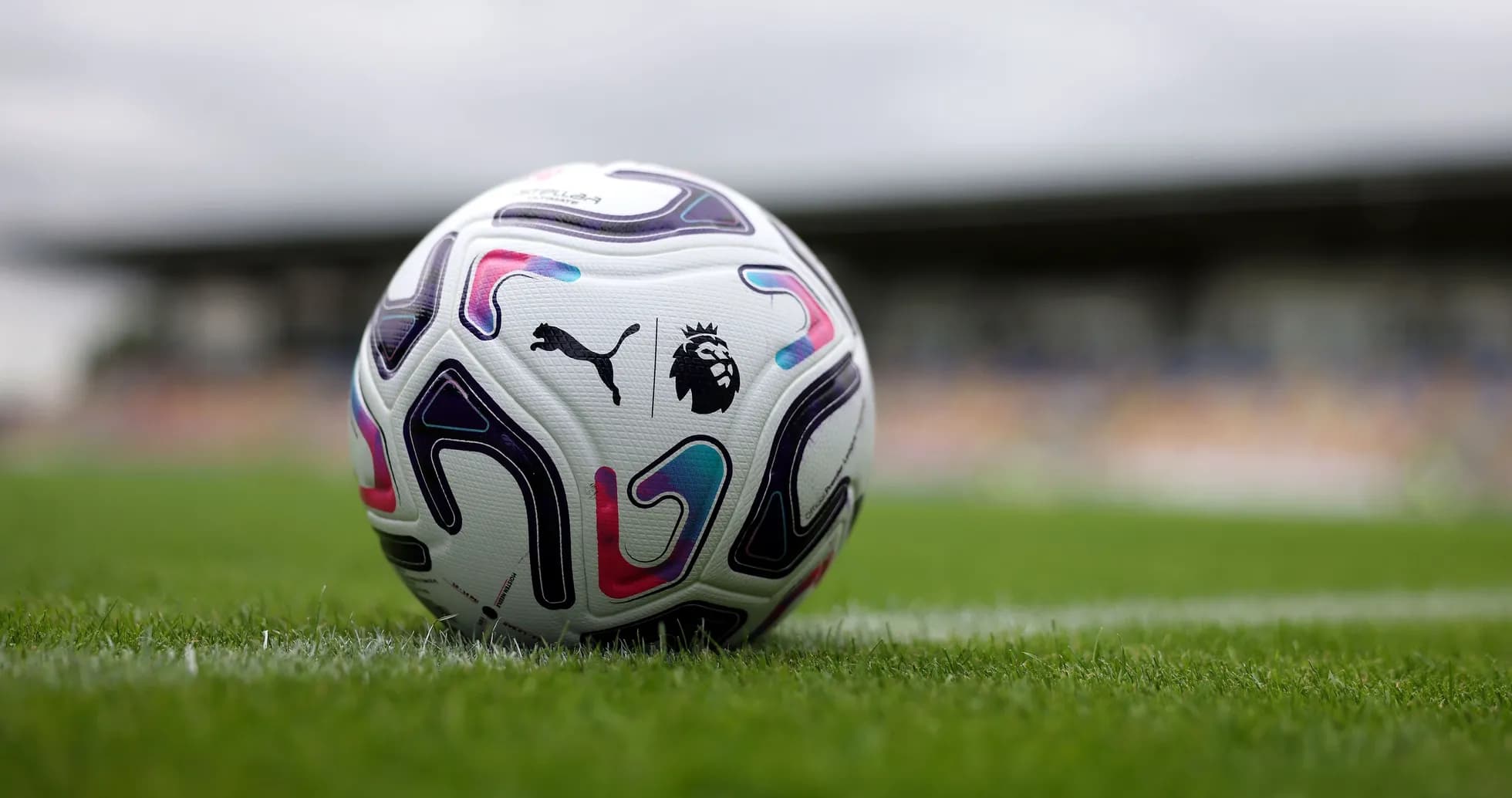 Futbol to'pi maydonda, fon aniq emas Futbol to'pi maydonda, fon aniq emas