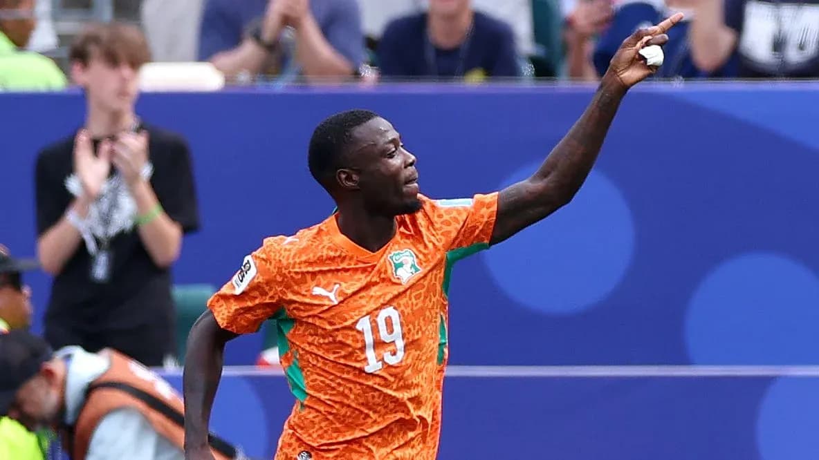 Futbolchi gol urganidan keyin qo'lini ko'targan Futbolchi gol urganidan keyin qo'lini ko'targan