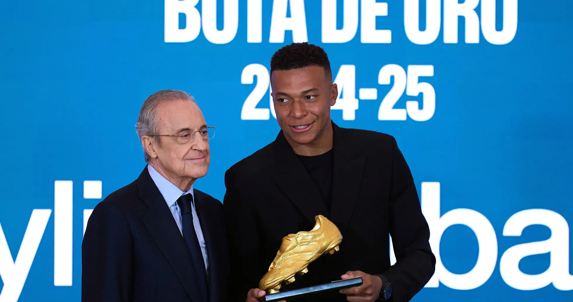 Futbolchi oltin to'p bilan mukofotlanmoqda Futbolchi oltin to'p bilan mukofotlanmoqda