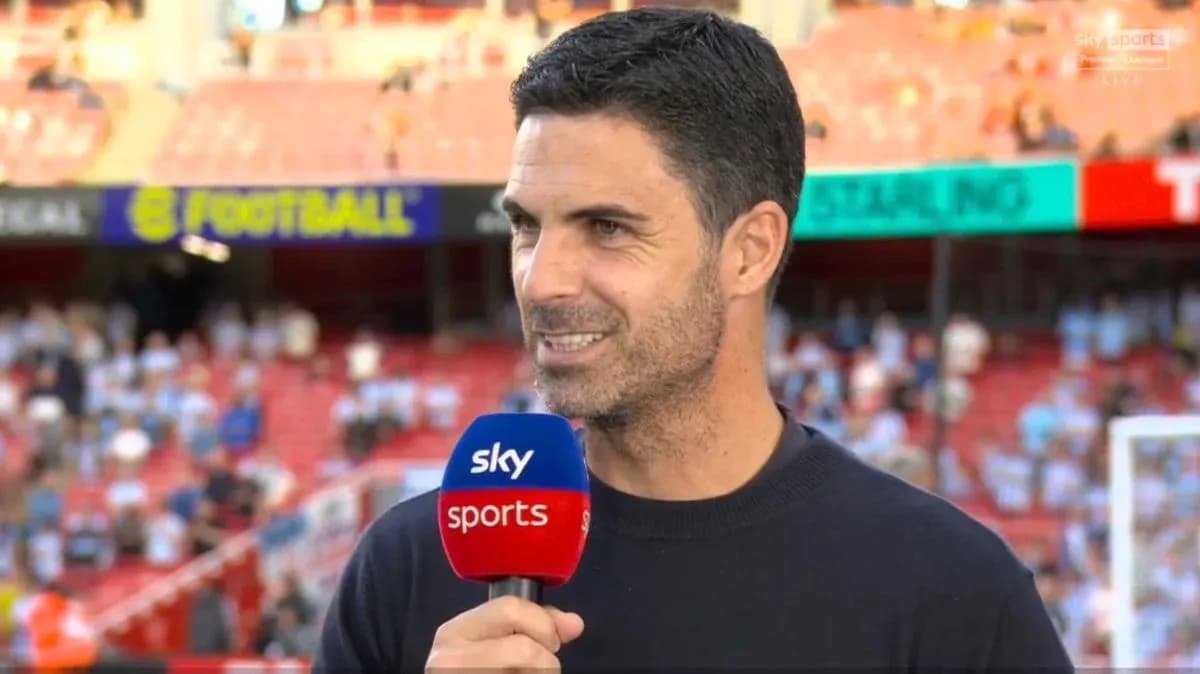 Menejer intervyu berayotgan stadion oldida Menejer intervyu berayotgan stadion oldida