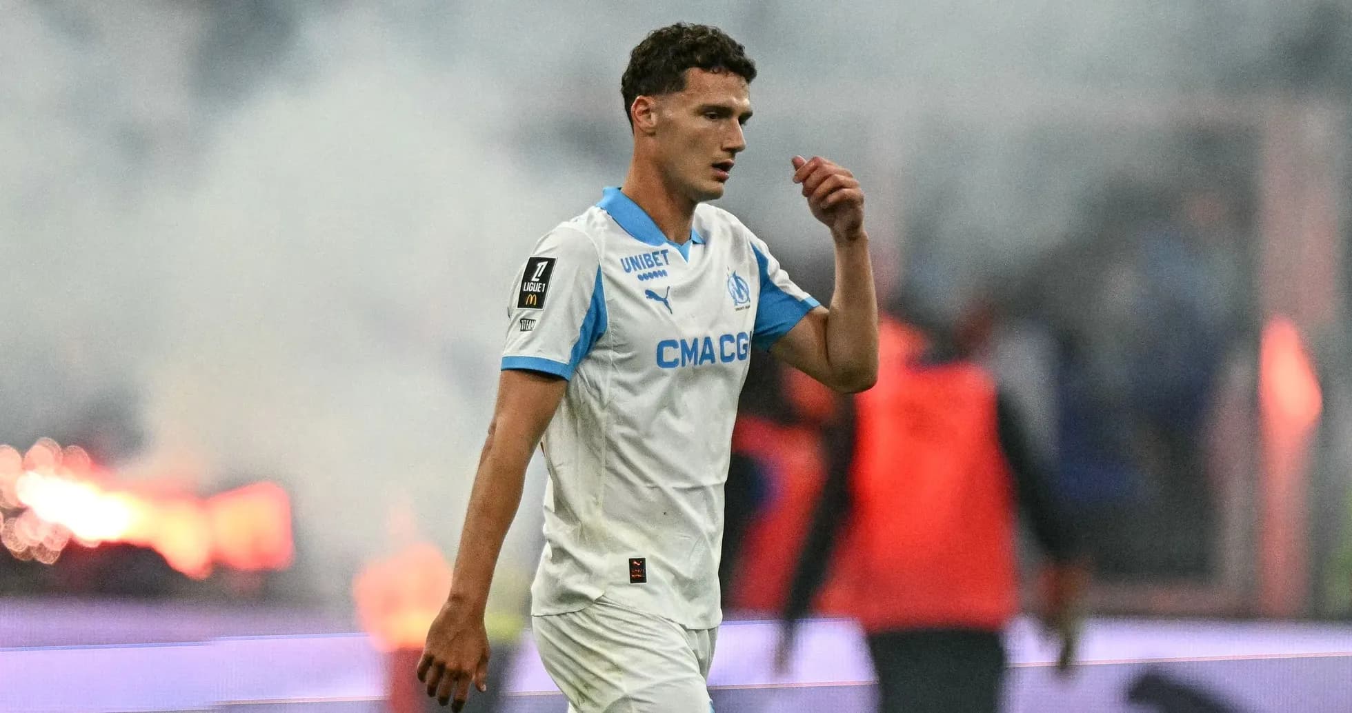 Futbolchi maydonni tark etayotgan paytda Futbolchi maydonni tark etayotgan paytda