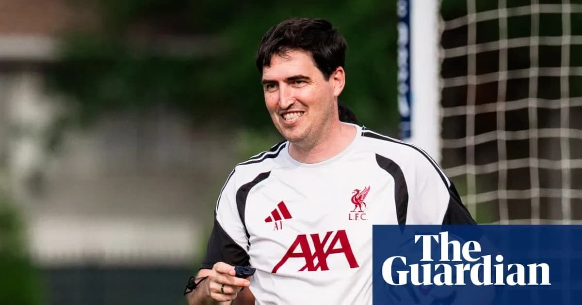 Murabbiy LFC formasi bilan mashg'ulotda Murabbiy LFC formasi bilan mashg'ulotda