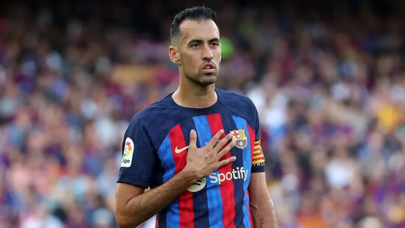 Futbolchi stadionda qo'lini ko'kragiga qo'ygan Futbolchi stadionda qo'lini ko'kragiga qo'ygan