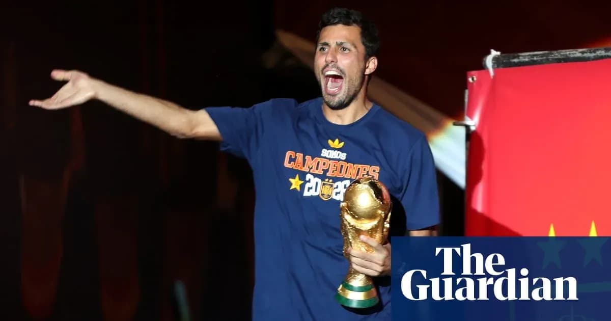 Futbolchi jamoa bilan chempionlik kubogini ko'tarayotgan Futbolchi jamoa bilan chempionlik kubogini ko'tarayotgan