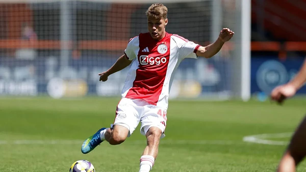 Futbolchi Ajax formasi bilan to'p urmoqda Futbolchi Ajax formasi bilan to'p urmoqda