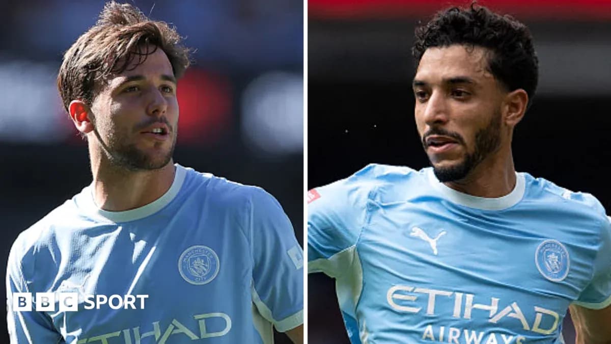 Ikki futbolchi Manchester City formasida maydonda Ikki futbolchi Manchester City formasida maydonda