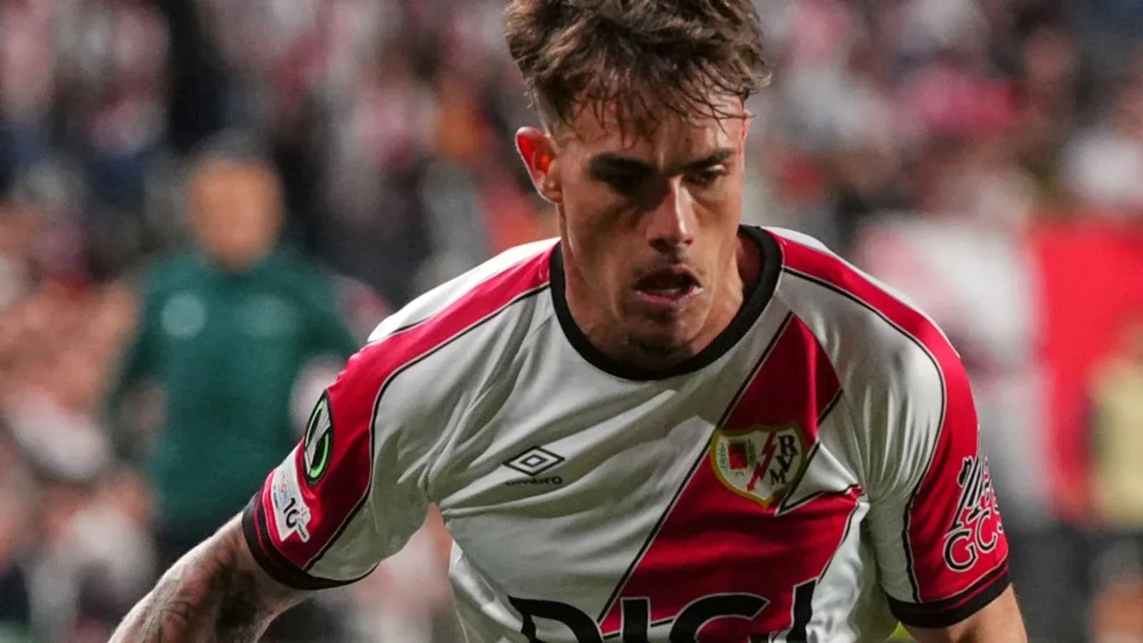 Futbolchi Rayo Vallecano libosida harakatda Futbolchi Rayo Vallecano libosida harakatda