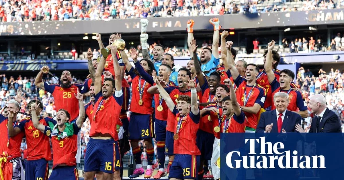 Ispaniya terma jamoasi kubok bilan g'alaba qozonmoqda Ispaniya terma jamoasi kubok bilan g'alaba qozonmoqda