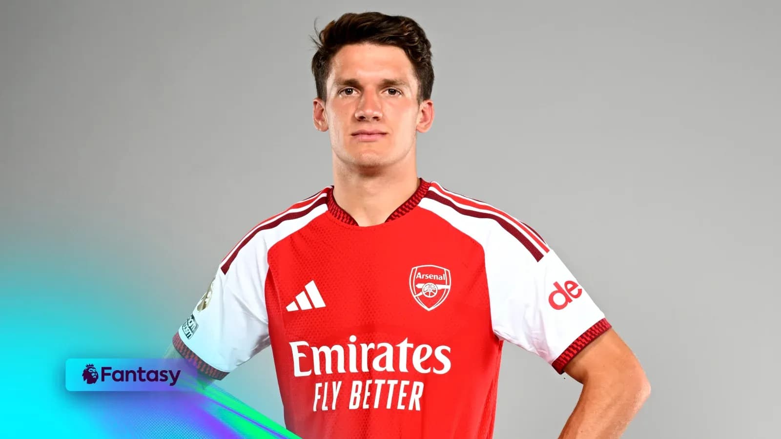 Futbolchi Arsenal formasi bilan to'liq suratda Futbolchi Arsenal formasi bilan to'liq suratda